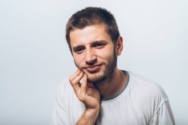 Stüdyo arka plandaki adam