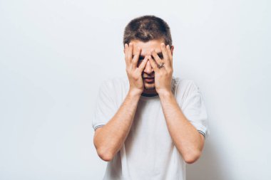 Erkekler gözlerini onun elleriyle kapatır.