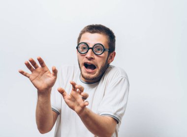 Stresli inek adamın portresi.