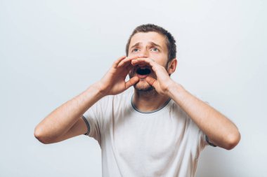 Stüdyo arka plandaki adam