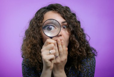 Büyüteçli kadın.