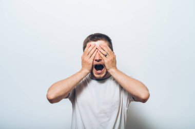 Erkekler gözlerini onun elleriyle kapatır.