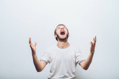 Neşeli, çok mutlu bir adam.