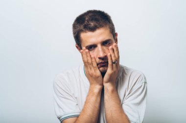 Stüdyoda poz veren adam