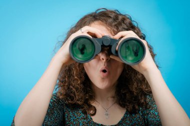 Dürbünle bakan genç bir kızın portresi