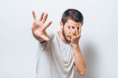 Adam korkudan korkuyor.