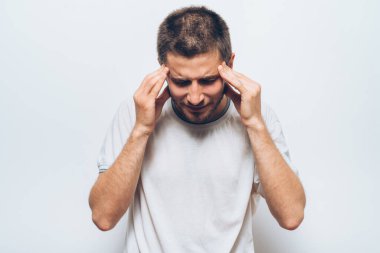 Stüdyoda poz veren adam