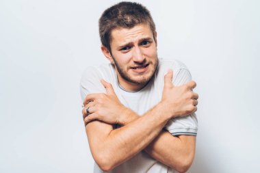 Stüdyoda poz veren adam