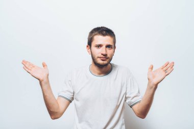 Adam ellerini havaya kaldırıyor.