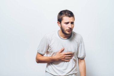 Kalp krizi geçiren bir adam.