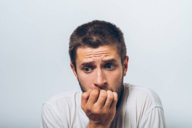 Adam tırnaklarını yiyor.