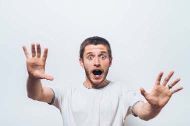 Adam korkudan korkuyor.