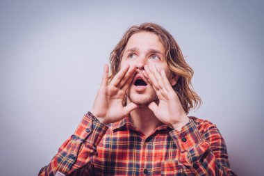 Birilerini ara. Stüdyo geçmişine karşı adam 