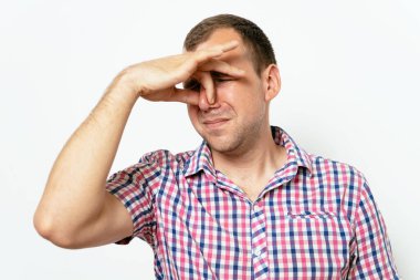 Leş gibi kokuyor. Adamın burnunu kapatır.