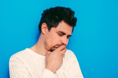 Uyu. Stüdyo geçmişine karşı adam