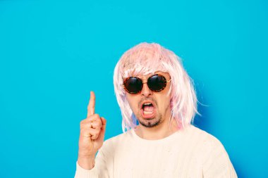 Gözlüklü ve peruklu komik inek..