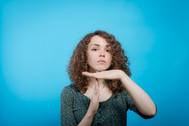 Kız zaman harcıyor.