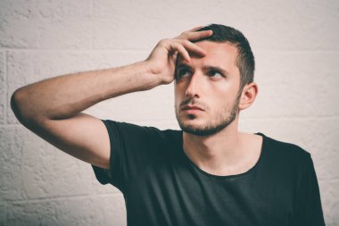 Adam stüdyo geçmişine karşı düşünüyor.