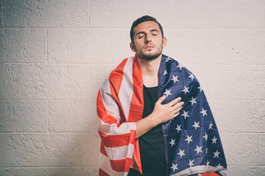 Milli marşı dinleyen bir adam. Vatansever.