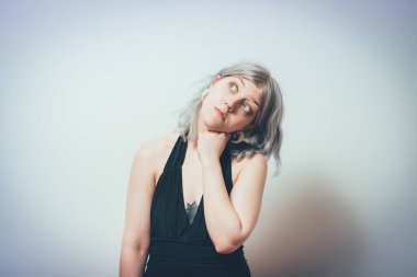 Kadın stüdyo geçmişini düşünüyor.