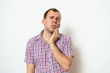 Erkekler Diş Ağrısı Stüdyo geçmişine karşı