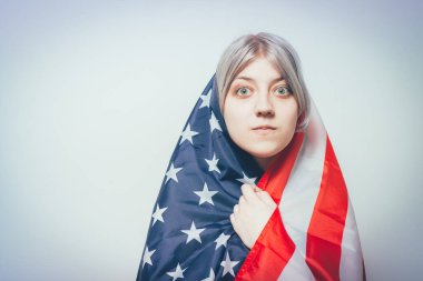 Milli marşı dinleyen bir kadın. Vatansever.