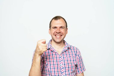 Adam incir gösteriyor.