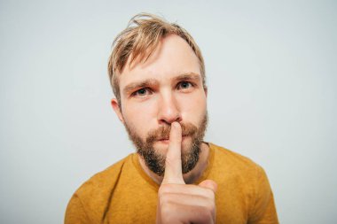 Adam parmağını onun dudaklarına koydu.