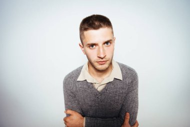 Kollarını kavuşturmuş bir adamın portresi.