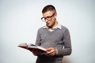Elinde kitap olan adam.