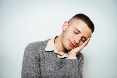 Gri arkaplanda poz veren adam