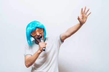 Mavi peruklu çılgın, komik genç adam.