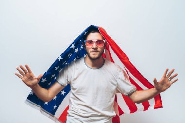 Milli marşı dinleyen bir adam. Vatansever.