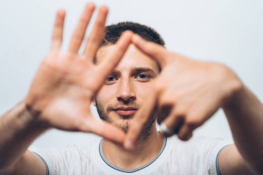 Adam çerçeve eli yapıyor