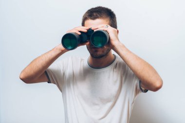 Dürbünlü bir adam. gri arkaplan