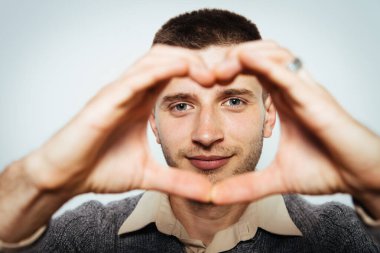 Adam kalp çerçevesi yapıyor.