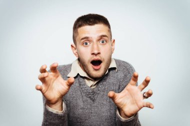 Adam korkudan korkuyor.