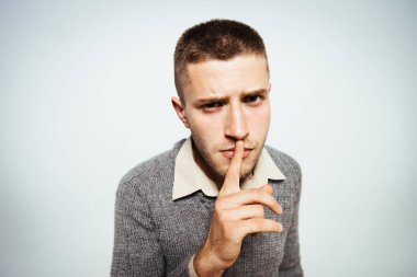 Adam parmağını onun dudaklarına koydu.