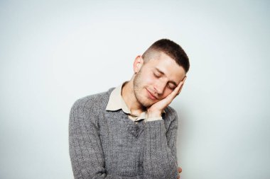 Gri arkaplanda poz veren adam