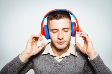 Gri arkaplanda poz veren adam