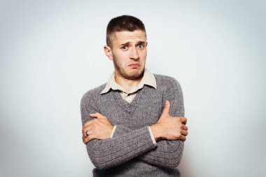 Gri arkaplanda poz veren adam