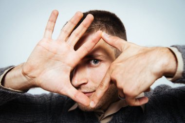 Adam çerçeve eli yapıyor