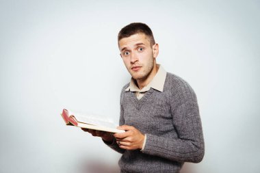 Elinde kitap olan adam.