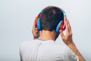 Gri arkaplanda poz veren adam