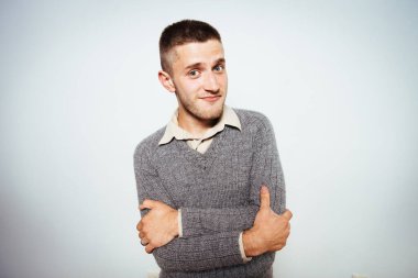 Kollarını kavuşturmuş bir adamın portresi.