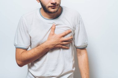 Kalp krizi geçiren bir adam.