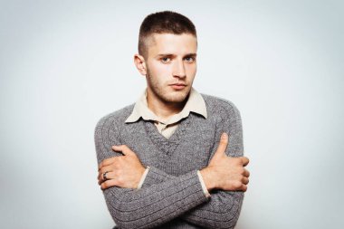 Gri arkaplanda poz veren adam