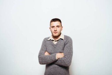 Kollarını kavuşturmuş bir adamın portresi.