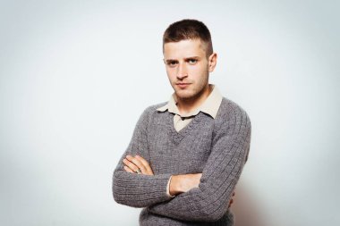 Kollarını kavuşturmuş bir adamın portresi.