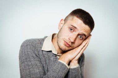 Stüdyoda poz veren adam